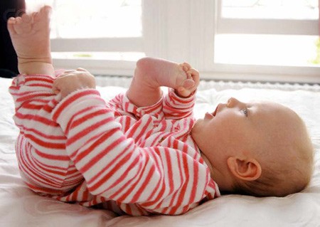 Cho trẻ uống Vitamin D để ngăn tình trạng chân vòng kiềng Cho trẻ uống Vitamin D để ngăn tình trạng chân vòng kiềng - Thuốc và sức khỏe - Sức khỏe trẻ em