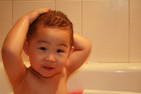 Tắm nước lạnh giúp trẻ khoẻ mạnh hơn Tắm nước lạnh giúp trẻ khoẻ mạnh hơn - Chăm sóc sức khỏe - Sức khỏe trẻ em