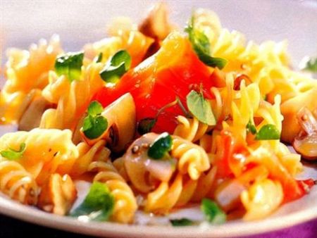Bữa ăn nhẹ nhàng với nui trộn sốt cà chua