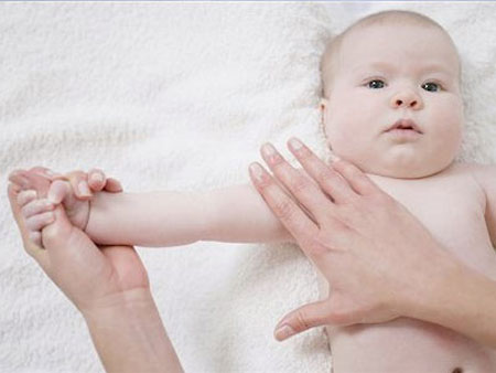 Đối phó với chứng đau bụng bằng ở bé sơ sinh