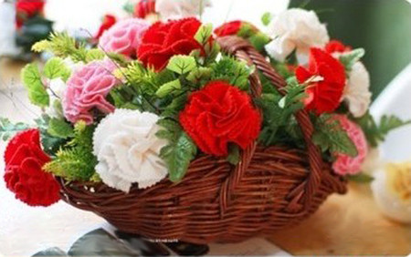 Khéo tay với hoa cẩm chướng rực rỡ sắc màu từ vải dạ