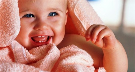 Giảm đau cho bé lúc mọc răng bằng cách nào? - Mẹ và Bé - Chăm sóc bé - Sức khỏe trẻ em - Thuốc và sức khỏe