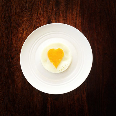 Bí quyết tráng trứng có lòng đỏ trái tim cực dễ