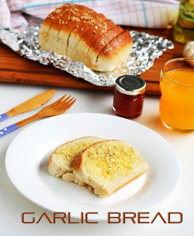 Bánh mì bơ tỏi, thơm ngậy và rất đậm đà