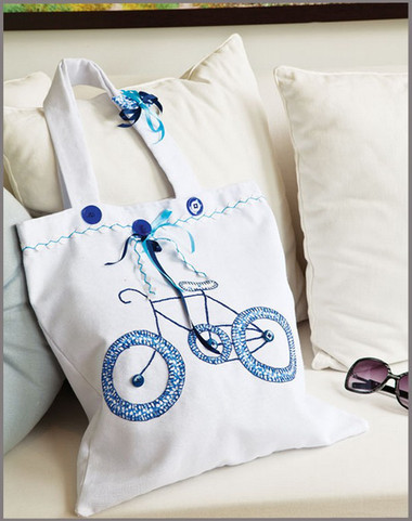 Túi xách trơn trở nên tươi tắn, nổi bật với chiếc xe đạp xanh