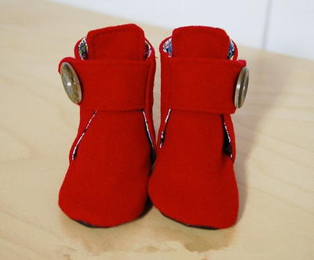 Mẹ khéo tay may giày dạ đỏ tặng bé