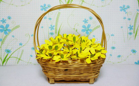 Giỏ hoa vàng rực rỡ tô điểm cho không gian ngôi nhà đón xuân nồng ấm