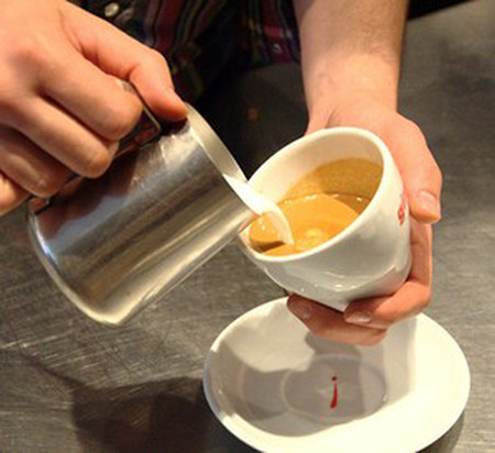 Khéo tay tạo hình trái tim cho ly cafe