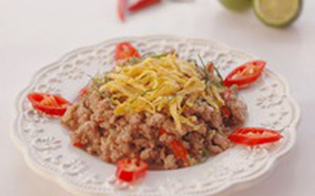 Thịt heo xào lá chanh, đặc trưng của món ăn Thái