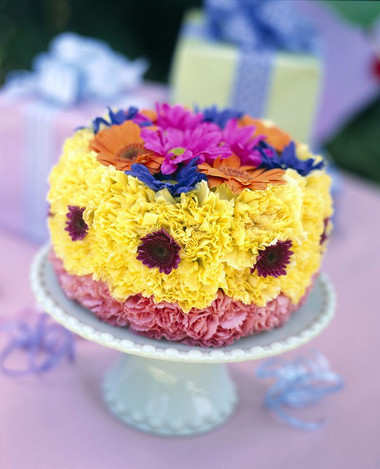 Cắm hoa hình chiếc bánh ga tô xinh xắn
