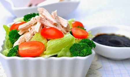 Salat gà đủ dinh dưỡng cho người ăn kiêng