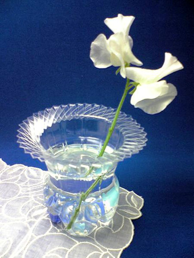 Tái chế chai nhựa thành lọ hoa độc đáo, xinh xắn