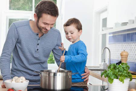 Nỗi niềm của đàn ông khi vợ vắng nhà 1 Vợ vắng nhà anh trở thành "gà trống nuôi con"