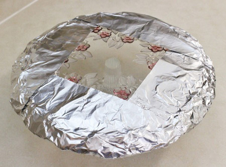 8. Để giữ đĩa sạch trong khi trang trí bánh, bạn có thể dùng giấy bạc bọc xung quanh đĩa. 1
