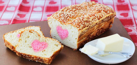 Bữa sáng yêu thương với bánh mỳ trái tim hồng
