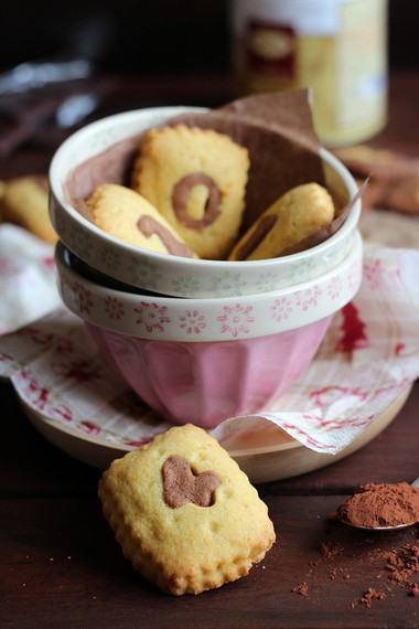 Bánh quy lồng chữ giòn tan với lớp nhân chocolate ngọt ngào