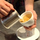 Khéo tay tạo hình trái tim cho ly cafe
