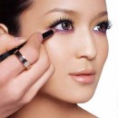 Đôi mắt lung linh đa sắc nhờ trang điểm Đôi mắt lung linh đa sắc nhờ trang điểm