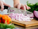 Bí quyết để thái hành không cay mắt Bí quyết để thái hành không cay mắt