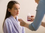 Những lỗi nguy hiểm cần tránh khi cho trẻ uống thuốc