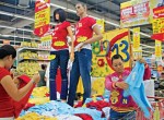 Chị em đua nhau săn hàng khuyến mãi cuối năm