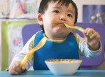 7 bước giúp mẹ dạy bé yêu tự ăn