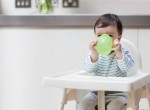 Mẹo giúp bé làm quen với cốc mỏ vịt