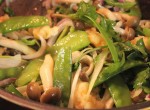 Đậu Hà Lan xào nấm và tôm thịt, lạ miệng đưa cơm