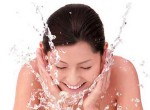 Rửa mặt đúng cách giúp da mặt đẹp hơn