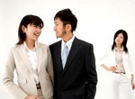 Mệt mỏi vì những hành động thân mật lạ của chồng với phái nữ
