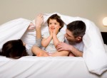 Nên làm gì khi con trẻ chứng kiến cảnh “yêu”?