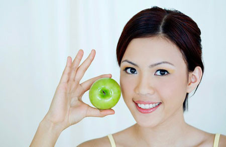 Cho một ít giấm vào nước khi rửa mặt 1 Cho một ít giấm vào nước khi rửa mặt 1