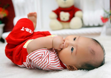 Những hệ quả của việc bé mút tay 1 Những hệ quả của việc bé mút tay 1