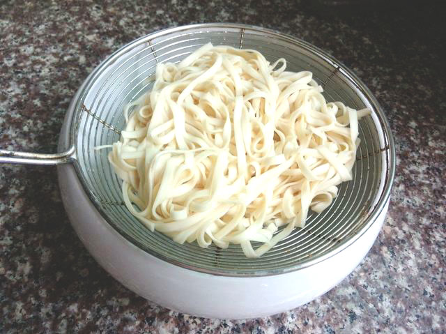 Thưởng thức món bánh đa xào thịt nhanh đơn giản mà bổ dưỡng 1