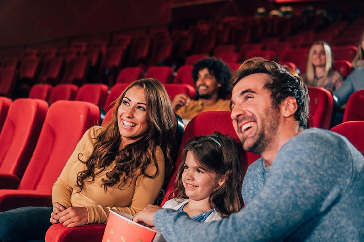Có thể cho trẻ đi xem phim ở rạp cùng bạn được chưa? 1