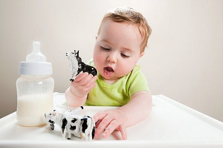 Không nên cho trẻ dưới 1 tuổi uống sữa bò 1