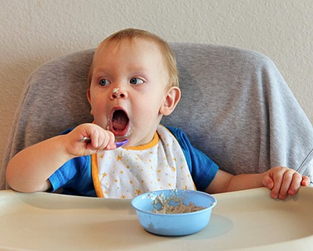 Khi nào bé sẵn sàng ăn bằng thìa? 1 Khi nào bé sẵn sàng ăn bằng thìa? 1