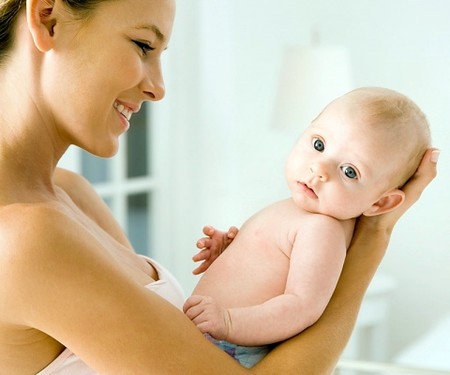 Bế ẵm trẻ sơ sinh làm sao cho an toàn? 1 Bế ẵm trẻ sơ sinh làm sao cho an toàn? 1
