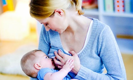 Có nên cai sữa cho trẻ khi bị Có nên cai sữa cho trẻ khi bị