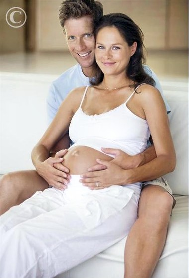 Tinh trùng và thuốc chồng uống có tác động đến bào thai? 1 chồng ôm