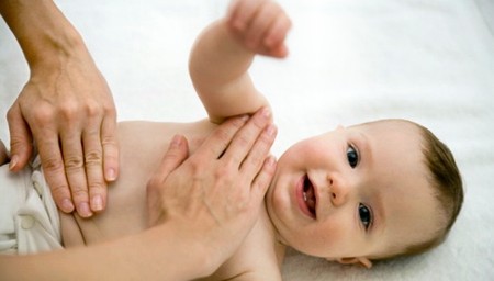 Lợi ích từ việc massage bụng cho bé 1 Lợi ích từ việc massage bụng cho bé 1