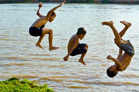Chú ý tai nạn đuối nước ở trẻ 1 tắm sông