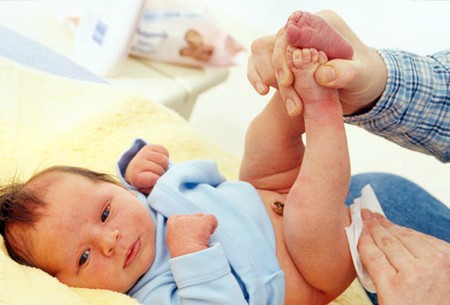 Vệ sinh vùng kín cho bé gái như thế nào? 1 Vệ sinh vùng kín cho bé gái như thế nào? 1