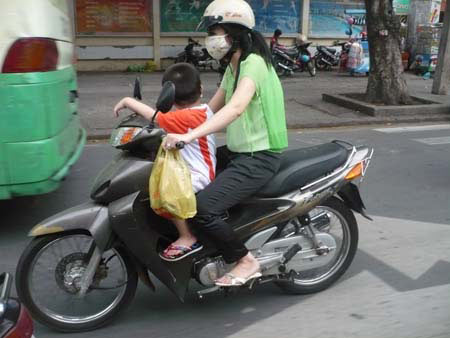 Cần chú ý an toàn khi đèo trẻ bằng xe máy 1