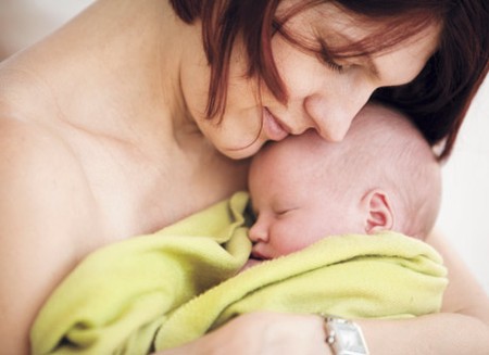 Cha mẹ nên ôm, hôn con nhiều 1 Cha mẹ nên ôm, hôn con nhiều 1