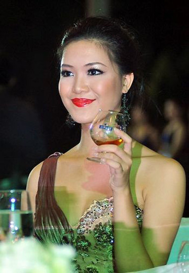 3. Trang điểm đậm 1 3. Trang điểm đậm 1