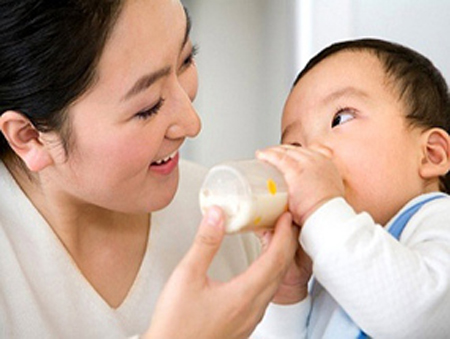 "Tiêu chu?n" s?a cho con theo t?ng d? tu?i Nhu cầu sữa của trẻ mỗi ngày 1