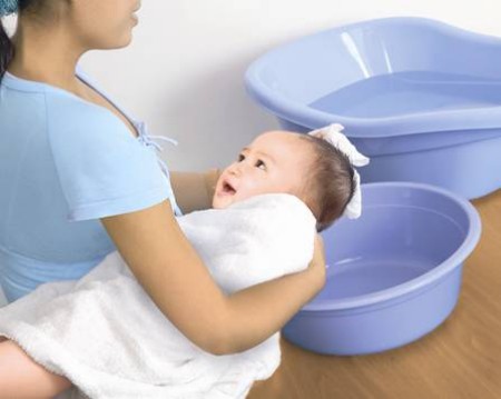 Tắm cho bé trong mùa đông như thế nào để đảm bảo an toàn? 1 Tắm cho bé trong mùa đông như thế nào để đảm bảo an toàn? 1