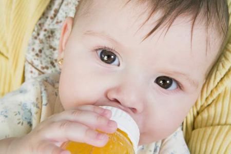 Trẻ dưới 1 tuổi không nên uống nhiều nước ép hoa quả 1 Trẻ dưới 1 tuổi không nên uống nhiều nước ép hoa quả 1