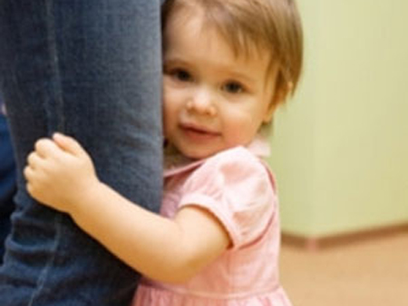 Con nhút nhát quá, phụ huynh nên làm gì? 1 Con nhút nhát quá, phụ huynh nên làm gì? 1